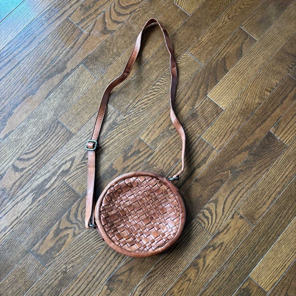 Vilenca Holland Tan Woven Circle Crossbody Bag